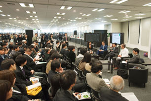 Discussion among presenters and participants after the Talk Sessions