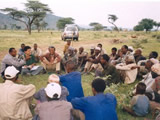 エチオピアの農村にて、村人から小学校建設のニーズと意思について聞き取り