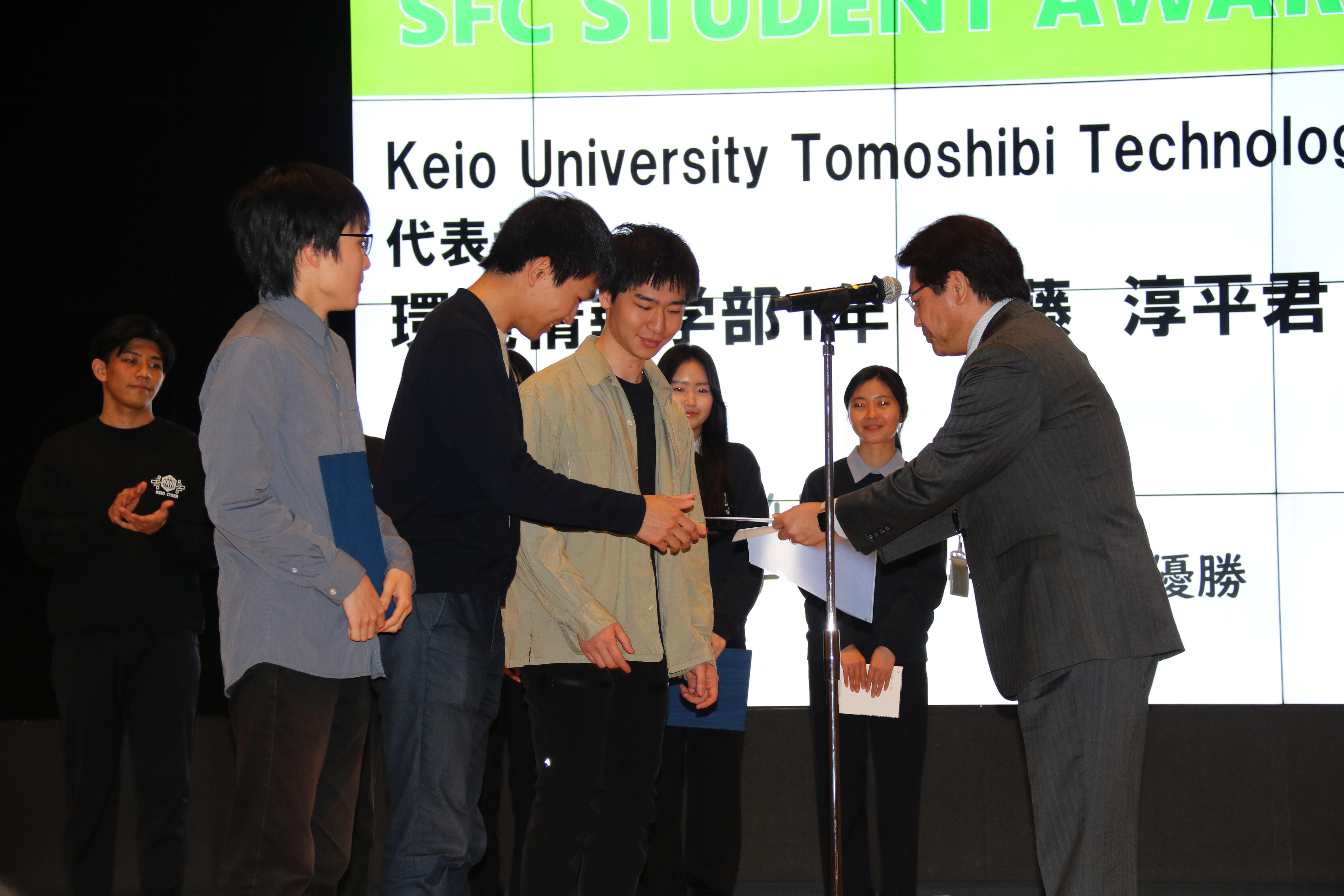 STUDENTAWARD02.JPG